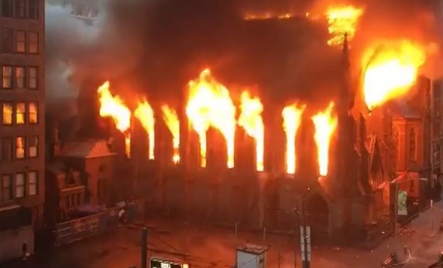 U srpskoj crkvi  u središtu Manhattana na pravoslavni Uskrs izbio ogromni požar