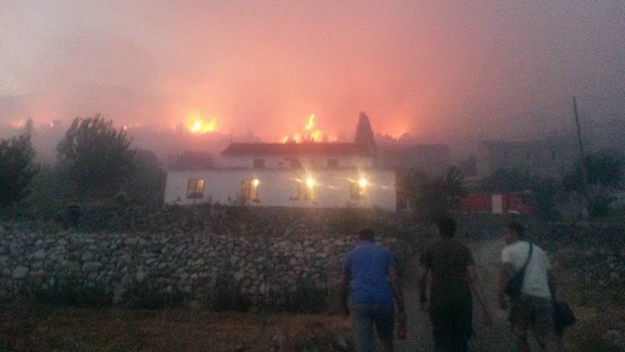 Vatrogasci se junački bore da spase kuće u Ponikvama