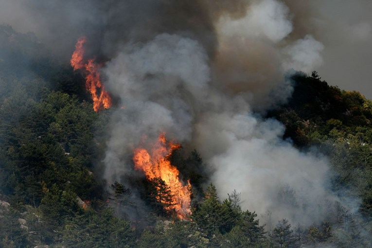 Starac kod Solina palio vatru na svojem zemljištu pa izazvao požar i štetu od 100.000 kuna