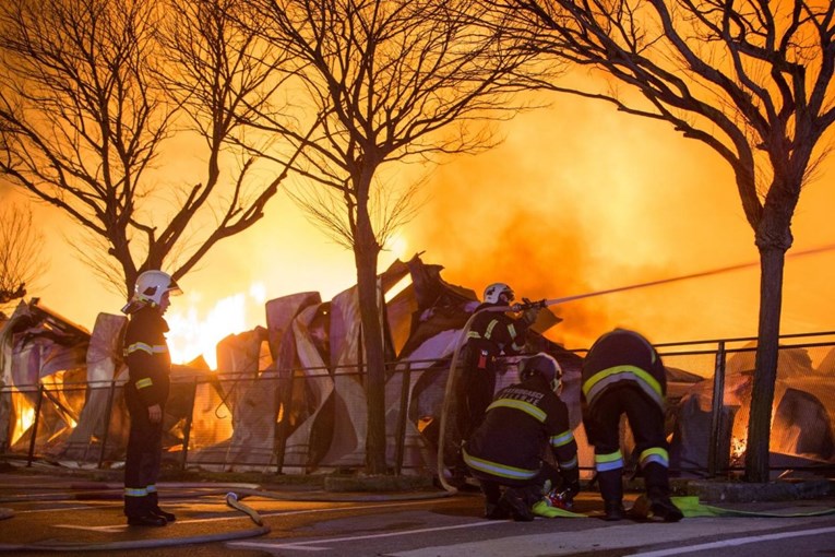FOTO, VIDEO Požar u Rijeci pod kontrolom, vatrogasci spriječili njegovo širenje
