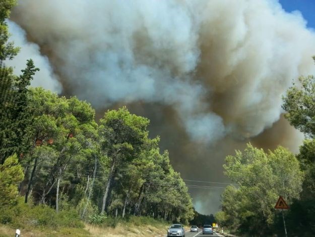 Dramatično popodne u Dalmaciji: Požari u Pakoštanima i Danilu zaustavljeni pred samim kućama