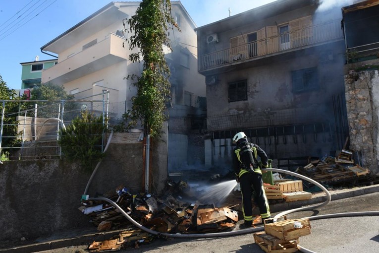 FOTO U Šibeniku se zapalile dvije kuće, turisti u panici bježali na cestu