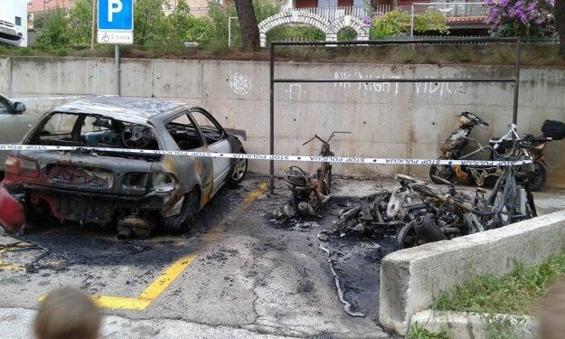 U Šibeniku u potpunosti izgorjela tri mopeda i automobil: Policija još ispituje uzrok požara