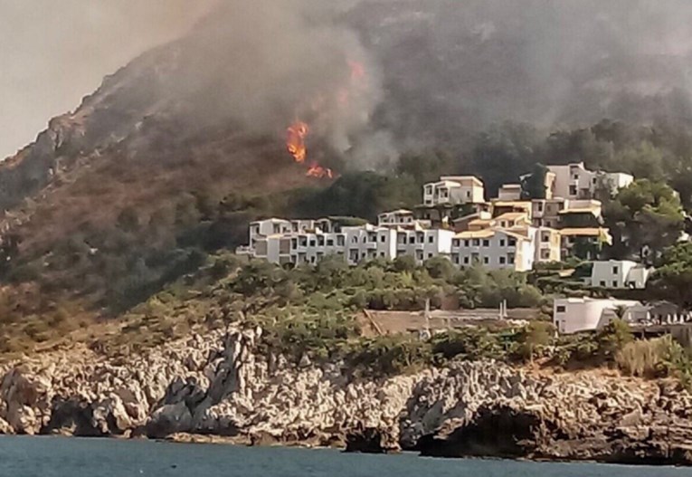 Turisti bježali od požara na Siciliji: "Otišli smo u kupaćim kostimima i japankama"