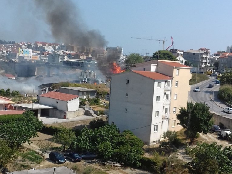 FOTO Požar u Splitu, zapalilo se raslinje uz samu cestu