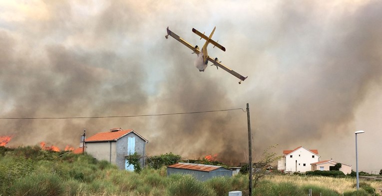 FOTO, VIDEO Veliki požar kod Trogira pod kontrolom, 170 vatrogasaca dežurat će cijelu noć