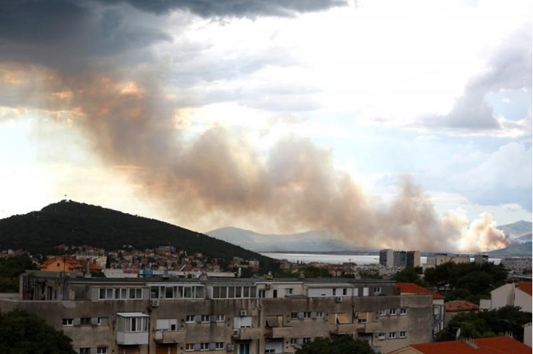 Veliki požar kod Trogira poremetio promet u splitskoj zračnoj luci