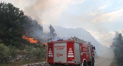 VIDEO, FOTO Veliki požar širi se prema Parku prirode Biokovo, liječniku opečena ruka i uho