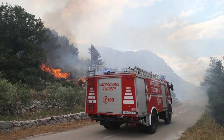 VIDEO, FOTO Veliki požar širi se prema Parku prirode Biokovo, liječniku opečena ruka i uho