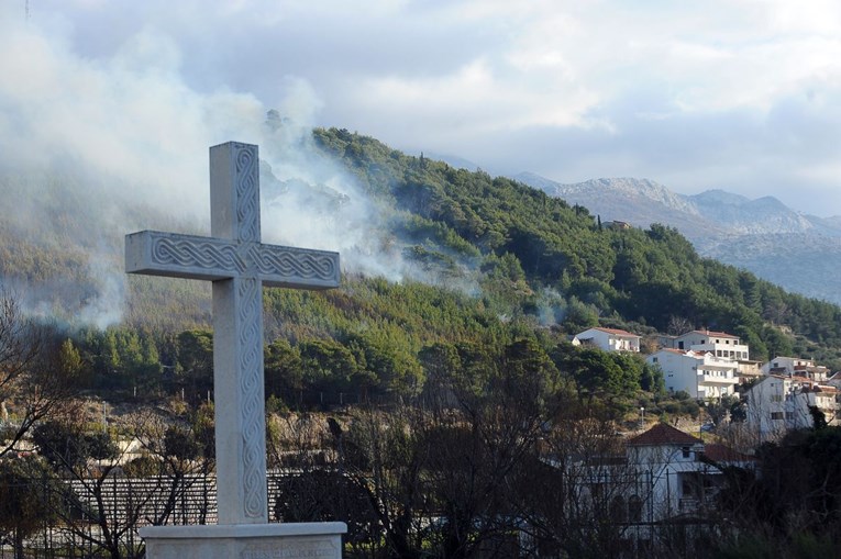 Buknuo požar u zaleđu između Splita i Omiša, vatra došla na par metara od kuća