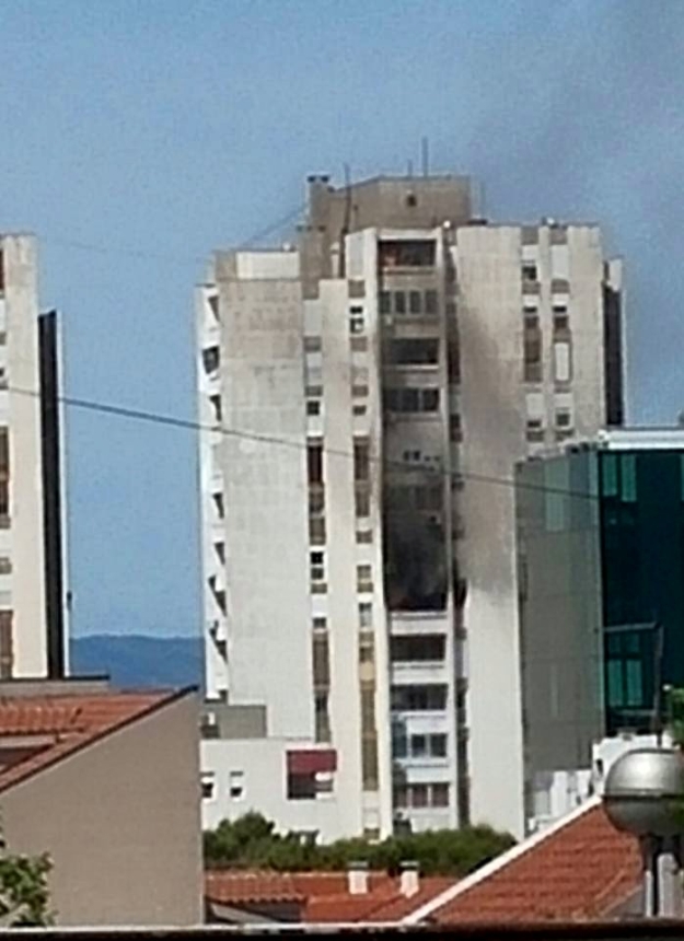 Izgorio stan na devetom katu nebodera u Splitu, dim ugušio psa