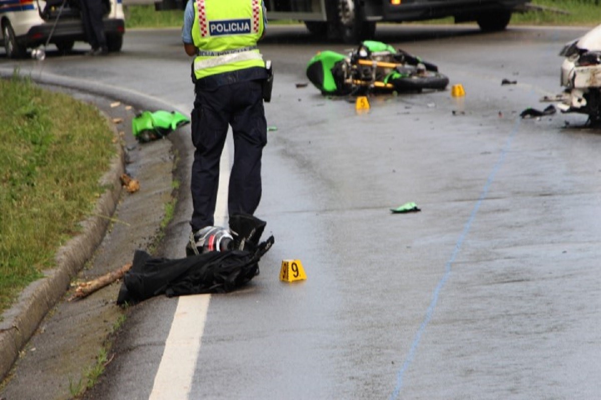 FOTO Teška prometna kod Požege, motociklist se zabio u automobil