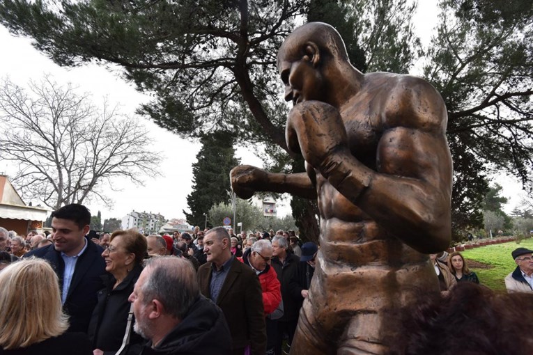 Parlov dobio spomenik u Fažani: "Ponosni smo što smo živjeli sa svjetskim prvakom"