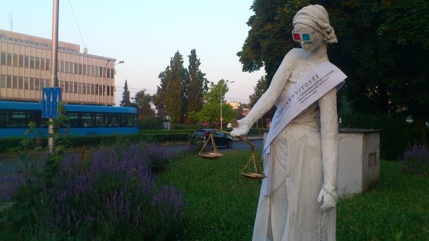 Nije izdržala ni jedan dan: Ekspresno uklonili Miss neučinkovitosti ispred zgrade Ministarstva pravosuđa