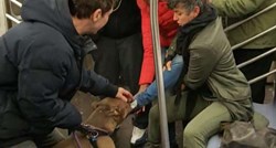 Šokantan trenutak u podzemnoj: Pit bull vukao ženu za cipelu i odbijao je pustiti