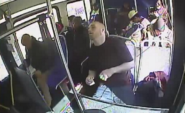 Šokantna snimka: Mladić se u krcatom autobusu predozirao heroinom