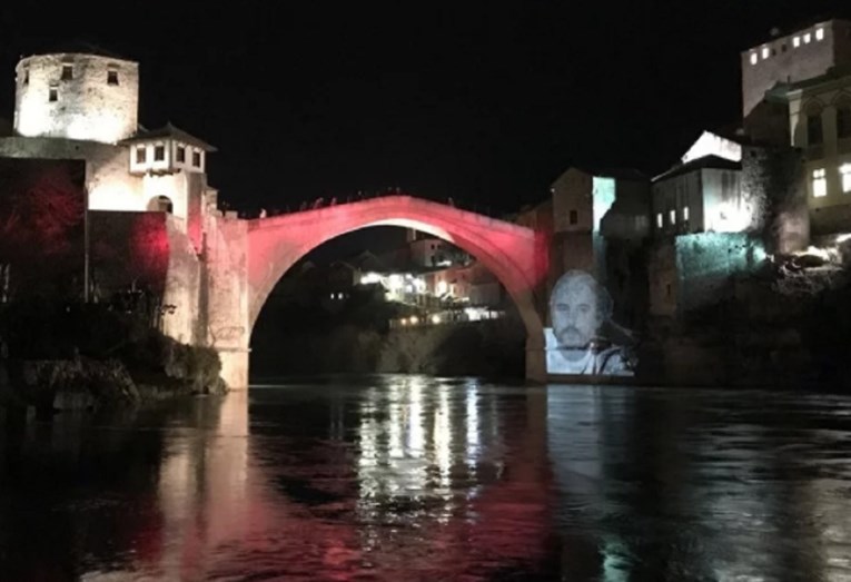 Most u Mostaru osvijetljen likom Predraga Lucića