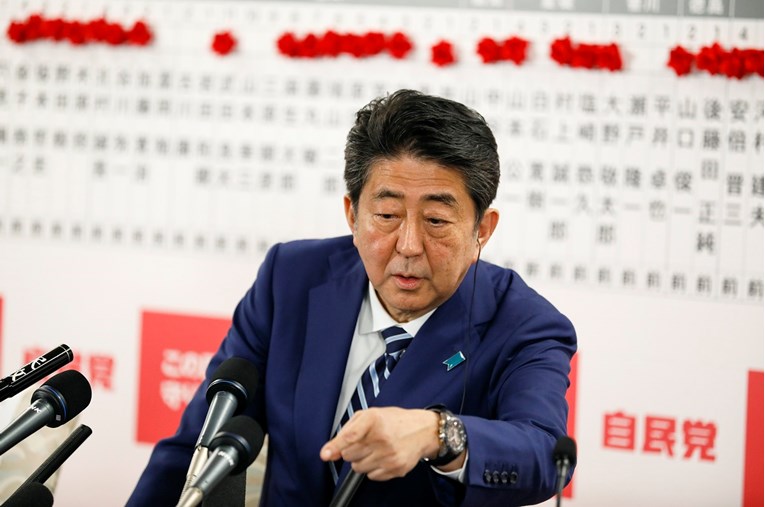 Konzervativni japanski premijer osvojio dvotrećinsku većinu i obećao "reakciju" na Sjevernu Koreju