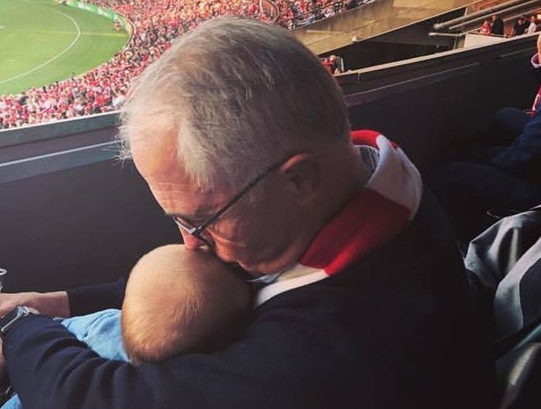 Australskog premijera napali zbog fotografije na kojoj drži unuče, shvaćate li zašto?
