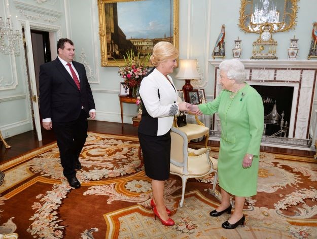Neobična gesta: Kolinda se s kraljicom rukovala drugačije nego drugi državnici