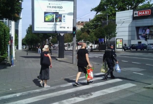 Fotka iz Beograda koja je mnoge rasplakala: Jedni napadaju Paradu ponosa, a drugi su ljudi