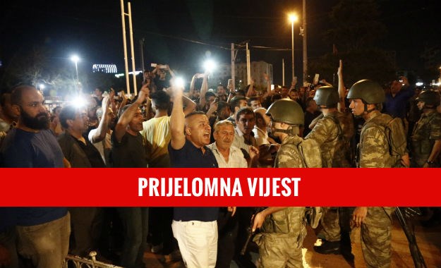RAT U TURSKOJ Erdogan stigao u Istanbul u kojem odjekuju eksplozije, vojska upada u redakcije