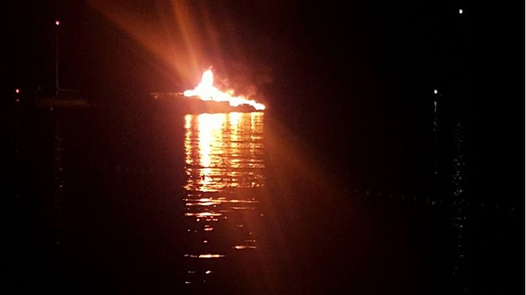 VIDEO U Primoštenu se zapalila jahta blizu obale, čule se eksplozije