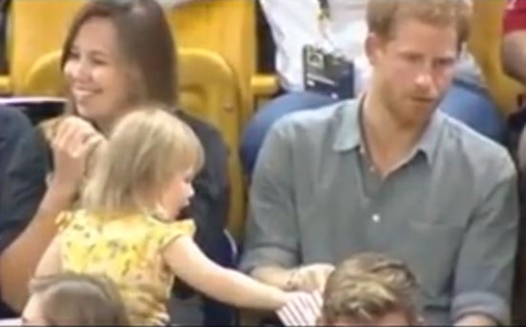 VIDEO Djevojčica krala kokice princu Harryju i sad svi pričaju o njegovoj reakciji