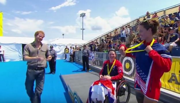 VIDEO Plivačica vratila zlatnu medalju princu Harryju, a njeno objašnjenje je dirnulo svijet