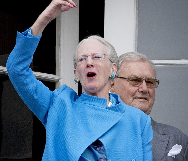 Suprug danske kraljice ne želi biti pokopan uz nju, a iz ove fotke odmah je jasno i zašto