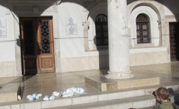 Majke u Puli zbog poskupljenja vrtića ostavile prljave pelene ispred gradske palače