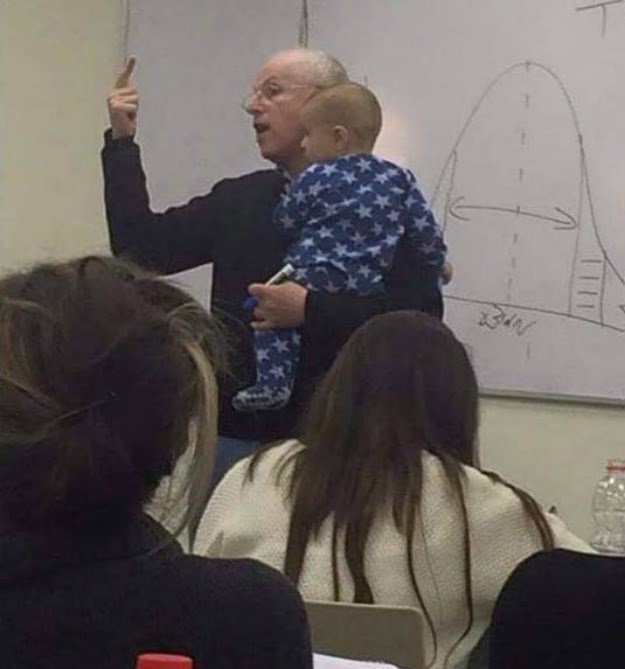 Studentica na predavanje došla s bebom koja je postala nervozna, evo kako je profesor spasio stvar