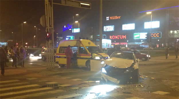 Kod Avenue Malla sudarili se automobil i kombi pun putnika