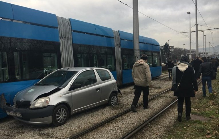 Sudar na Držićevoj u Zagrebu, auto završio uz tramvaj, goleme gužve u prometu