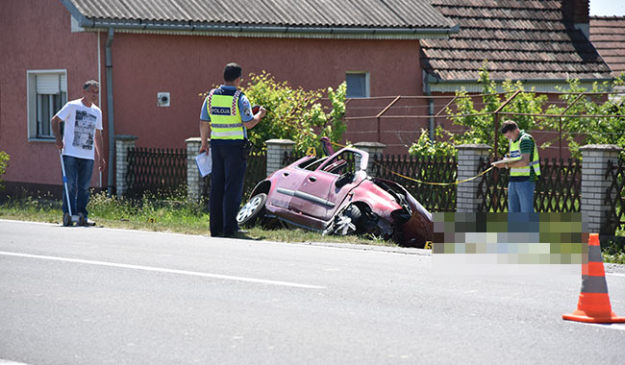 Sletio s ceste i zabio se u kućni prilaz: Auto planuo, vozač na mjestu mrtav