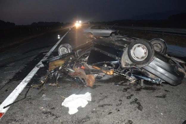 Nesreća kod Nove Kapele: Iz ovog smrskanog automobila sve tri osobe izvučene su žive!