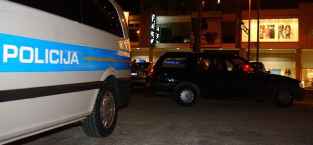 Policija traži vozača koji je u Pazinu udario policijski auto, ozlijedio policajku i pobjegao