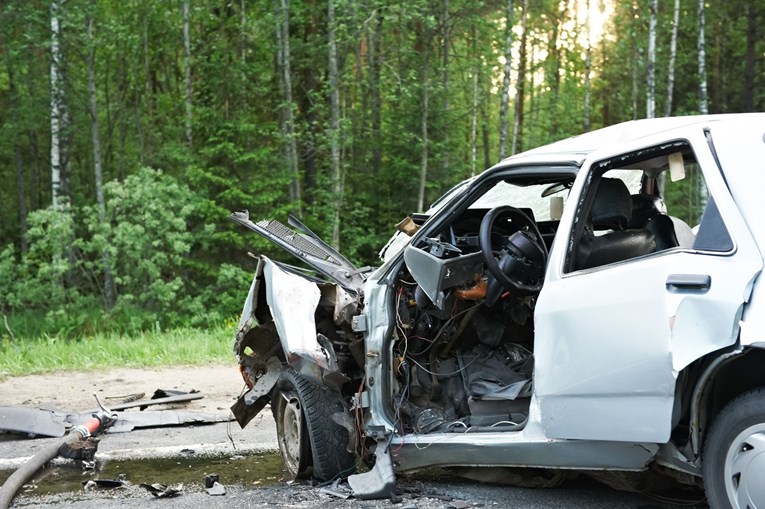 Teška nesreća kod Pule, vozač se zabio u stup i poginuo