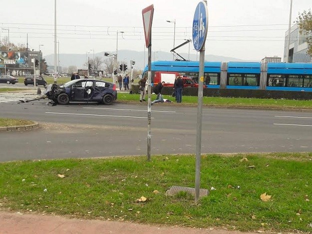 Teška prometna nesreća u Zagrebu kod Avenue Malla, dvije osobe teško ozlijeđene