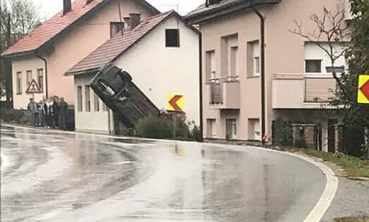 FOTO U prometnoj nesreći kraj Križevaca automobil završio na kući