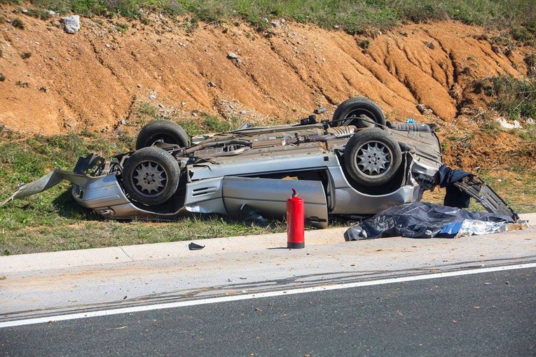 Na autocesti kod Macole sletio Mercedes njemačkih  registracija, poginula dvojica muškaraca