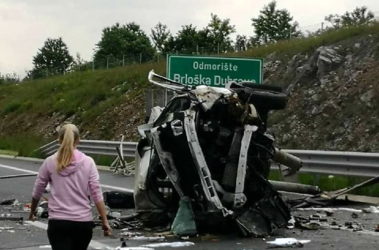 Strašna nesreća na autocesti A1, auto je potpuno smrskan, troje ozlijeđenih