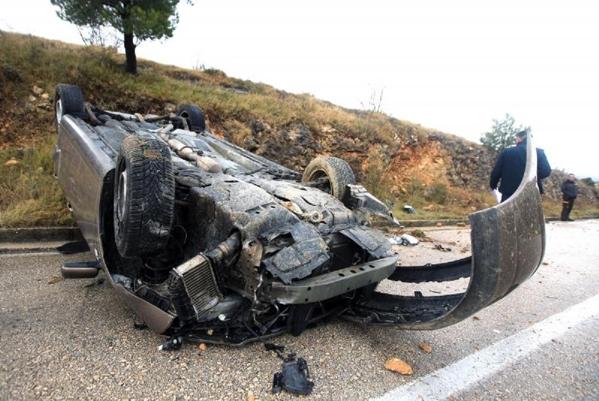 FOTO Teška nesreća kod Vrpolja, auto završio na krovu