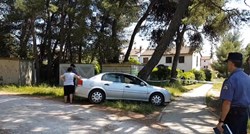 Detalji tragedije u Puli: Vozač je pokušao zaustaviti auto kroz vrata, umro je prikliješten uz stablo