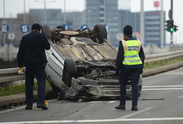 Prometna nesreća na Slavonskoj u Zagrebu, auto završio na krovu