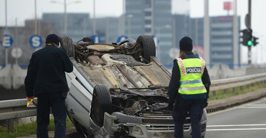 Prometna nesreća na Slavonskoj u Zagrebu, auto završio na krovu