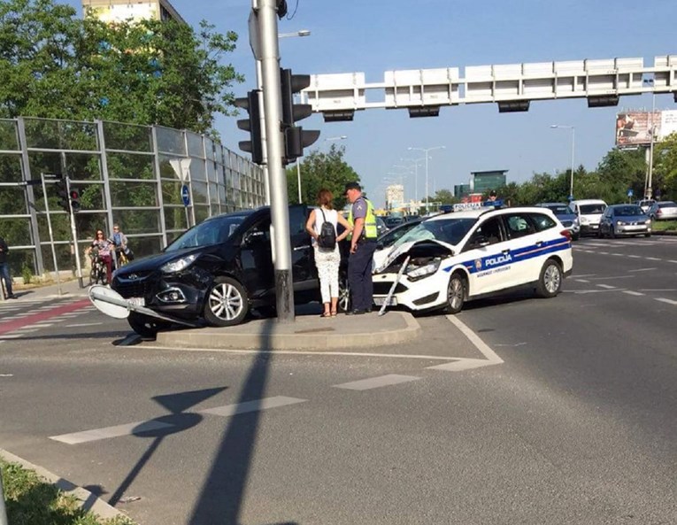 Nesreća na Slavonskoj u Zagrebu, sudario se policijski automobil