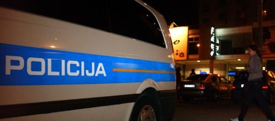 Pijan se automobilom zabio u dvojicu pješaka, a zatim u kiosk