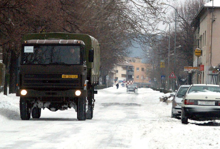 Kaos u prometu zbog snijega i vjetra, 1000 vojnika spremno za izlazak na teren