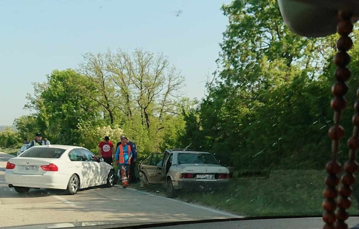 NESREĆA U DALMATINSKOJ ZAGORI Sudarili se BMW i Mercedes, muškarcu se bore za život